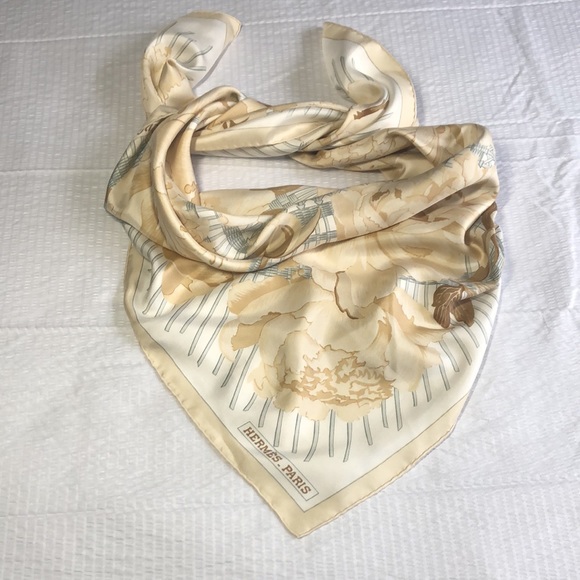 ✨Hermès “Le Piviones” silk scarf✨ - Picture 15 of 16